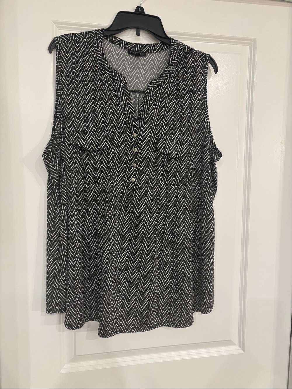 Ava & Grace Black and White Chevron Sleeveless V-Neck Blouse